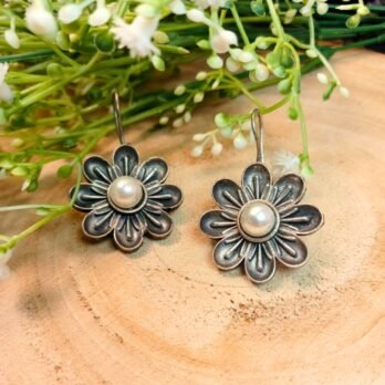 Bulika – Floral Pearl Earrings